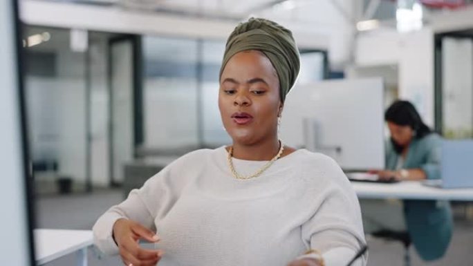 黑人妇女，呼叫中心和疲倦，同时在计算机上工作以提高生产力，在电话营销，CRM和销售办公室确定目标并完