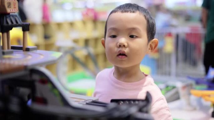 玩玩具车的小男孩少儿教育儿童