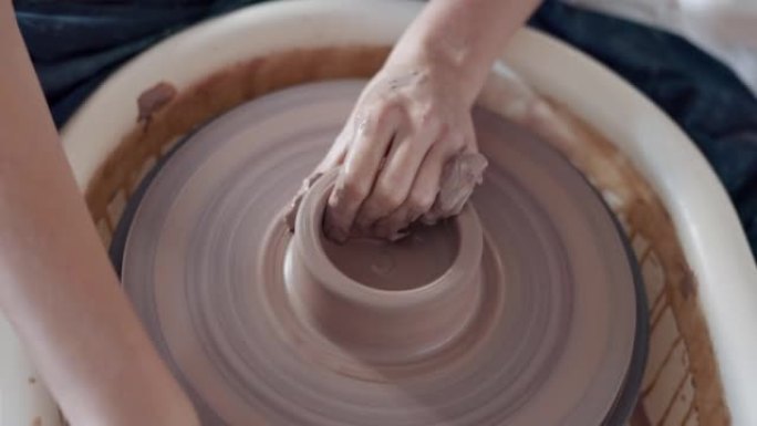 陶器，艺术品和手放在陶工轮上，艺术家在创意班，工作室或工作室中旋转粘土。从事陶瓷设计，工艺或创作的雕