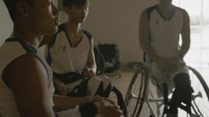 篮球残疾人运动队准备篮球练习。