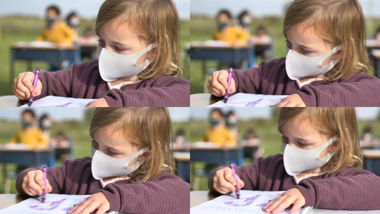 在新型冠状病毒肺炎大流行期间，学生们坐在改造教室外面的课桌前