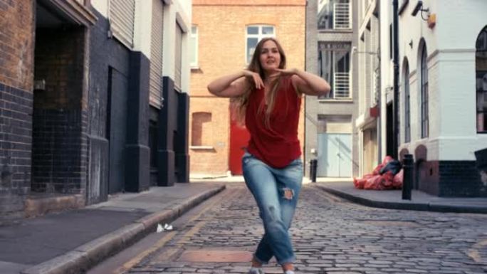 4k视频片段，一名年轻女子在城市跳舞