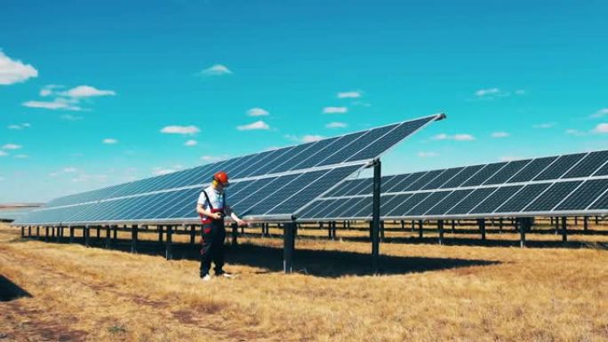 工程师用万用表测试太阳能电池板电压和电流。可再生、环保能源概念。
