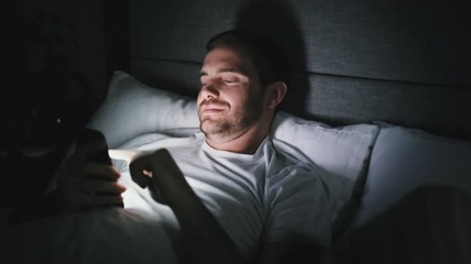 一名男子在家中床上使用手机的4k录像