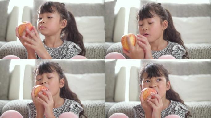 小女孩在家里吃苹果看电视
