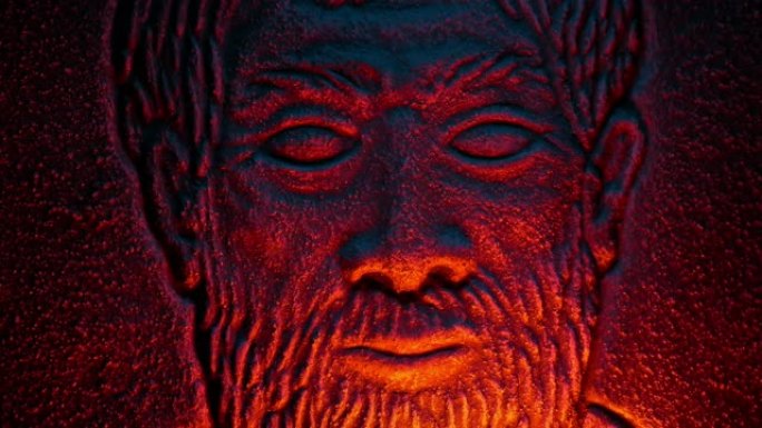 人的脸石雕在火的光芒中闪闪发光