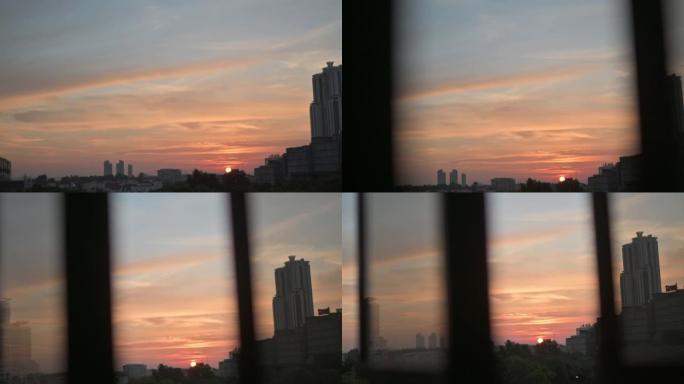 拉出日落透过城市的窗户，在日落太阳的窗户上反射