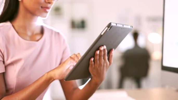 Office平板电脑，scroll和woman hands致力于社交媒体，客户体验或电子商务的反馈审