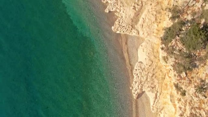 一个沿着海滩散步的人的鸟瞰图，意大利撒丁岛。卡拉卢娜洞穴。