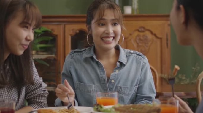 亚洲女孩朋友快乐讨论舒适放松餐饮美味自助餐厅。