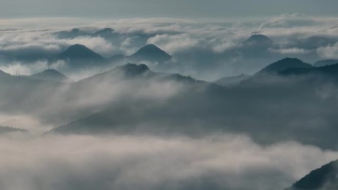 早上山上薄雾的鸟瞰图