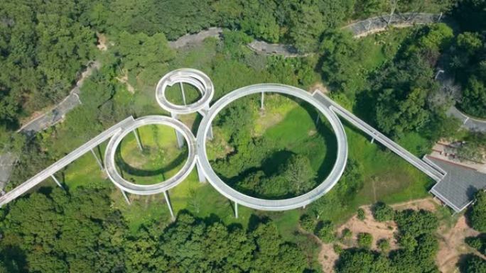无人机前进俯视镜头视图深圳市光明区大定山森林公园浮桥