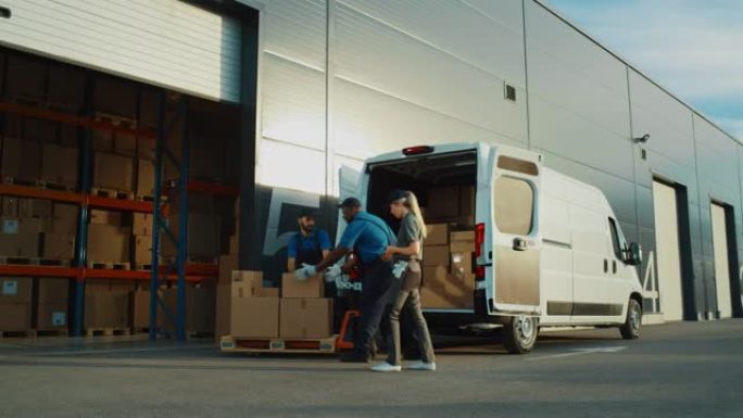 在物流配送仓库之外，经理使用平板电脑，工人开始用纸板箱装载送货卡车。在线订单、采购、电子商务商品。宽