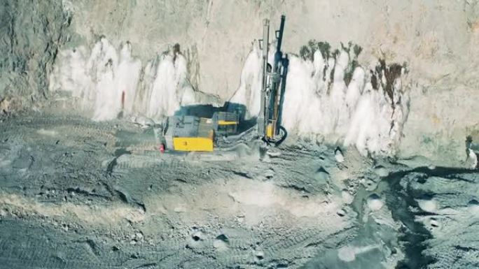 在铜矿现场工作的钻孔机的俯视图。开放采石场，采矿业概念。