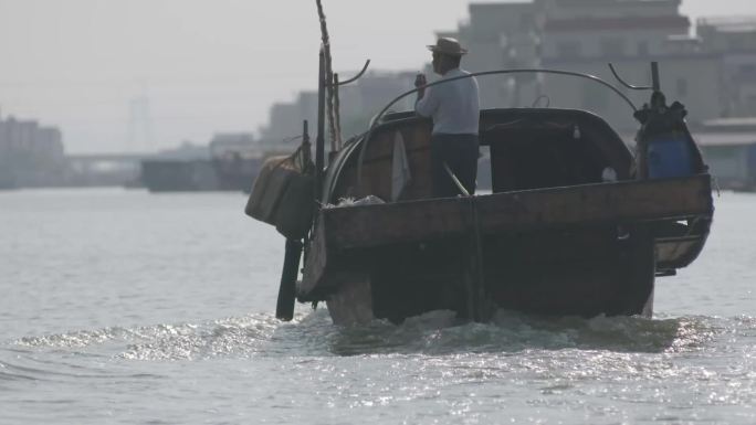 珠江口岸江边小镇胥家人水域江上小渔船行驶