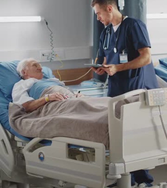 垂直屏幕。医院病房: 友好的男护士对卧床休息的老年患者放心地交谈。医生，医生用平板电脑，做检查，老人