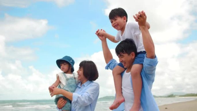亚洲家庭在海滩上玩耍