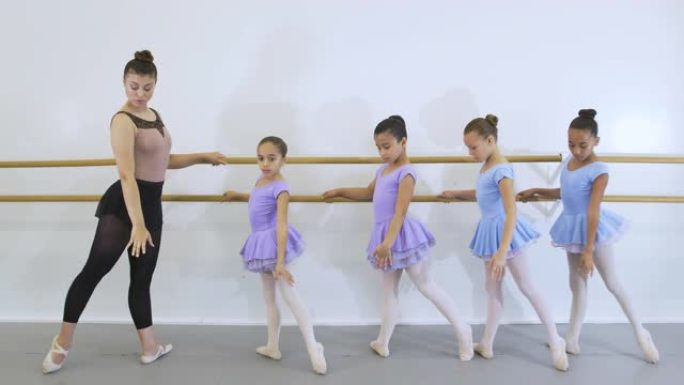 西班牙裔舞蹈教练与芭蕾舞班的学生