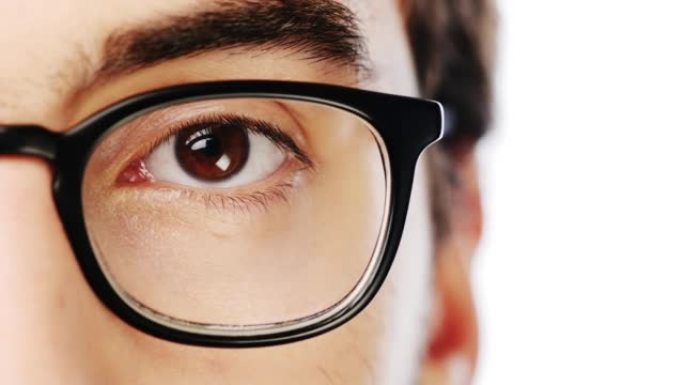 4k视频镜头，一个戴着眼镜的年轻人在白色工作室背景下