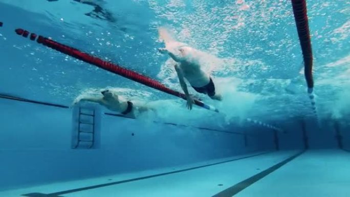 三名游泳运动员相互竞争。水下射击