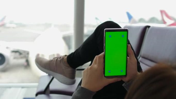 机场候机室使用电话，绿屏