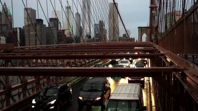 T/L曼哈顿城市天际线和布鲁克林大桥的交通