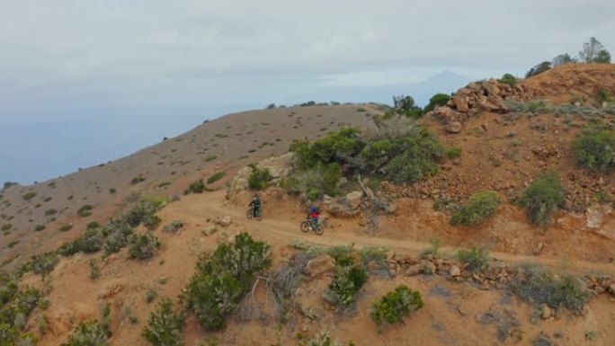 西班牙加那利群岛山上骑山地自行车的人