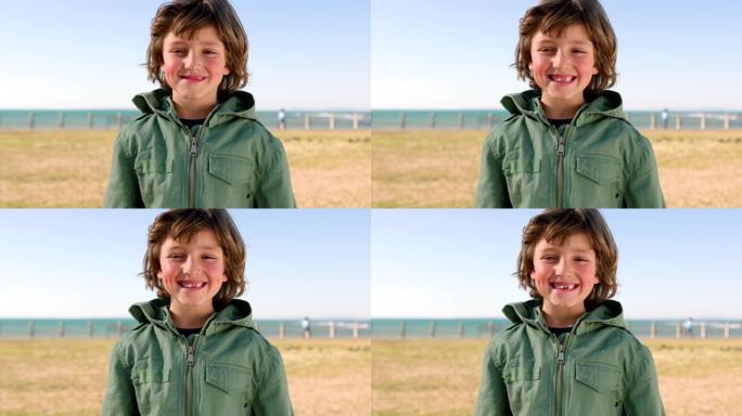 暑假旅行时，孩子在海滩上开心，微笑和脸。在澳大利亚度假，冒险或旅行时，快乐，兴奋和可爱的小男孩在海边