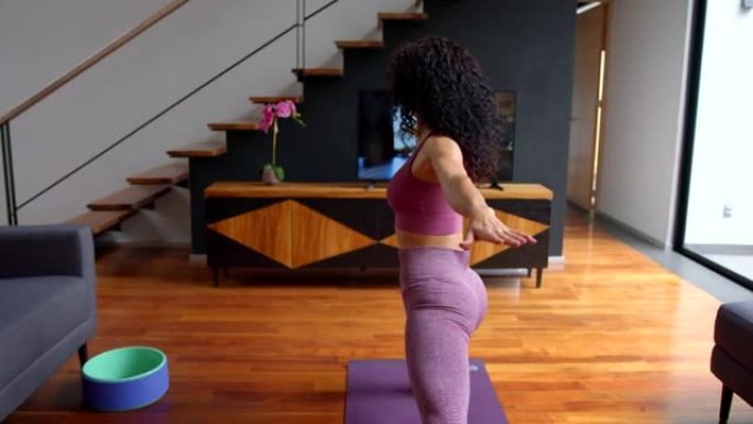 电视上的瑜伽课后，拉丁美洲专注女性在家