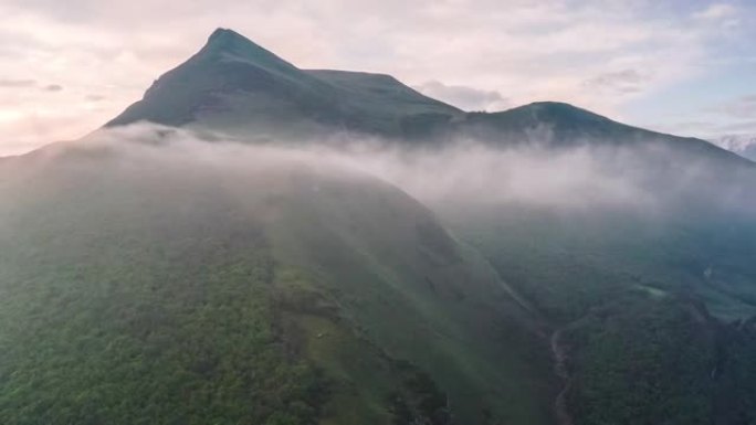 薄雾笼罩着天空，山峰看上去柔和而梦幻