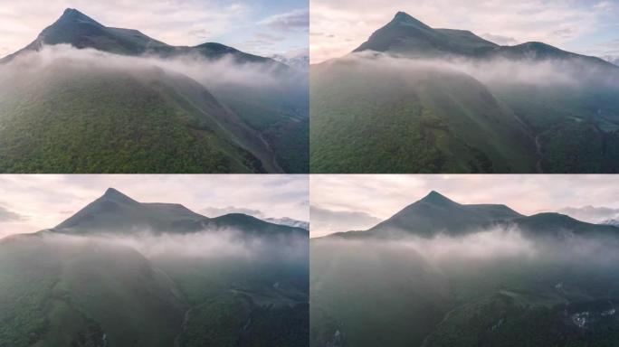 薄雾笼罩着天空，山峰看上去柔和而梦幻