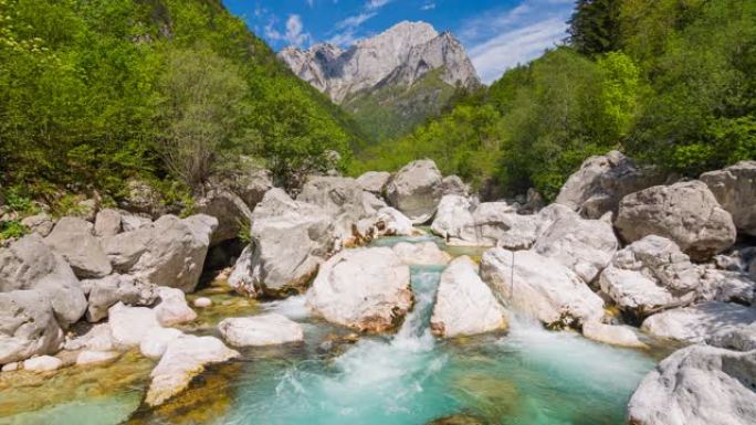 阳光明媚的夏日令人惊叹的绿山河谷