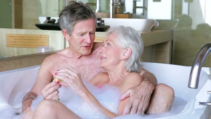 高级夫妇一起在浴缸里放松