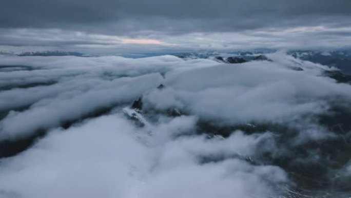 在黑暗的环境中，雪山的云海就像魔鬼的土地