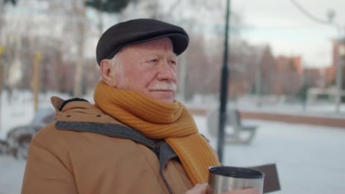 老人在公园喝热茶老年生活老人喝茶