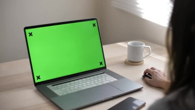 无法识别的人使用带有绿屏的笔记本电脑