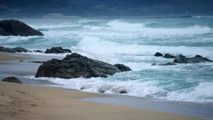 海浪撞击岩石，慢动作
