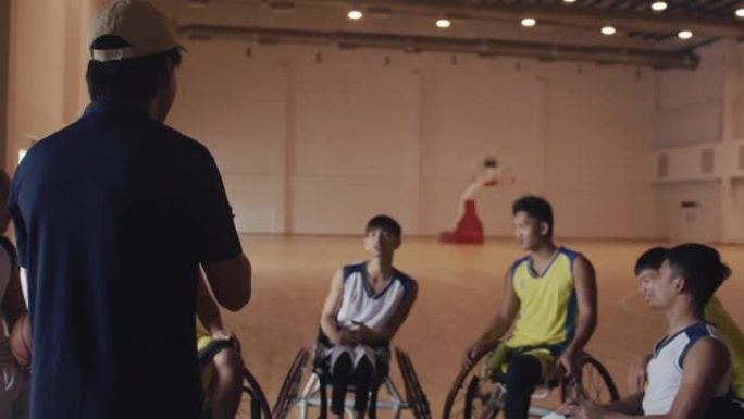 亚洲男篮教练向他的球队解释比赛计划。