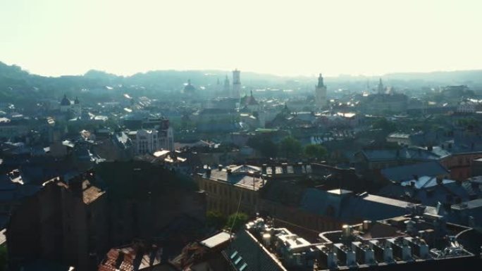 田园诗般的老城区利沃夫城市景观的电影空中背景，太阳升起在美丽的历史住宅建筑上