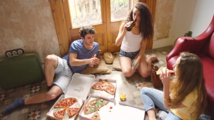 一群朋友一起吃披萨的4k视频片段