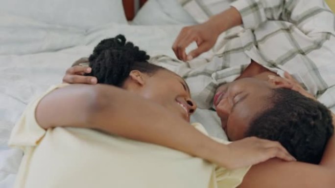 黑人夫妇，爱与交流，在一起的触摸和快乐，在家里的卧室里交谈和联系。黑人妇女，躺在床上的黑人男子，关心
