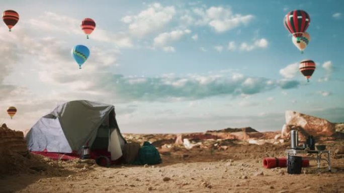 在落基峡谷山谷的山顶上，完美的旅游徒步旅行地点，热气球在蓝天上飞行。冒险的帐篷点，在更大的户外旅行。