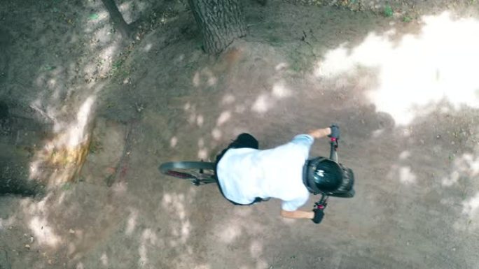 bmx骑手跳过自然坡道的俯视图