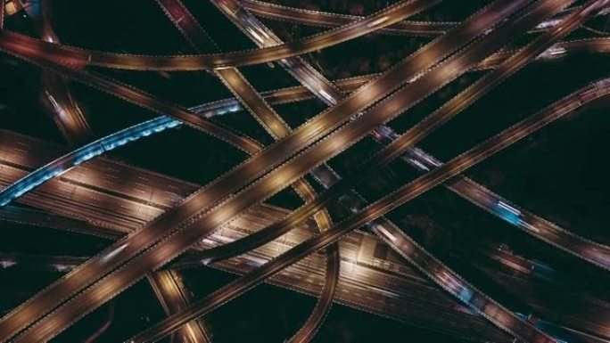 T/L PAN复杂立交桥和夜间繁忙的交通