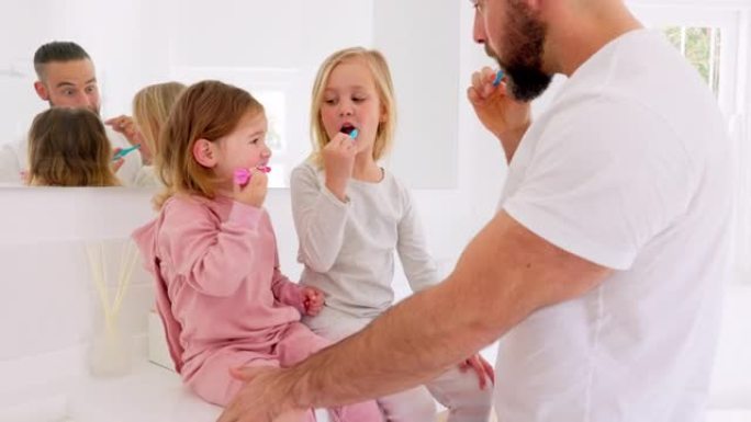 早上与父亲一起学习，清洁和美容的孩子刷牙，家庭和浴室。家庭幸福，教学和孩子与父母刷牙，口腔和口腔健康