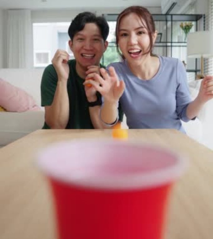 亚洲夫妇在社交媒体平台频道上展示有趣的游戏活动