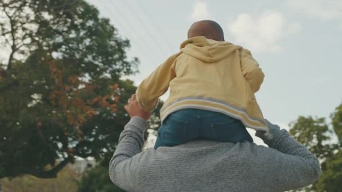 4k视频片段，一个无法辨认的男人将儿子扛在外面