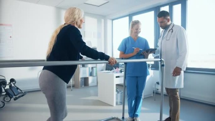 医院物理治疗: 坚强坚定的受伤高级女性患者手持双杠在跑步机上行走。物理治疗师，康复医生协助，帮助残疾