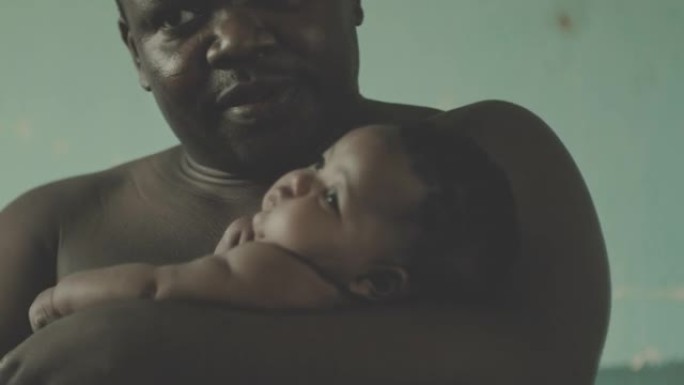 坦率: 非洲父亲和婴儿