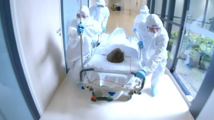 一线工人团队紧急将病人运送到轮床上的医院的ICU